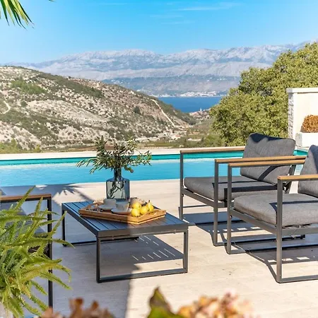New Ani! Traditional And Luxurious 4-bedroom With Heated Pool And Sea Views Villa Postira