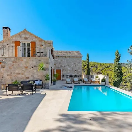 Ani! Traditional And Luxurious 4-bedroom With Heated Pool And Sea Views