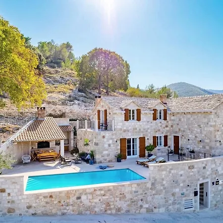 New Ani! Traditional And Luxurious 4-bedroom With Heated Pool And Sea Views *