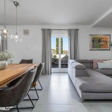 Vila Ani! Traditional And Luxurious 4-bedroom With Heated Pool And Sea Views *