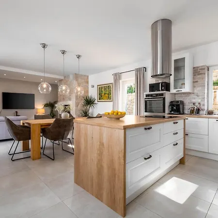 Villa New Ani! Traditional And Luxurious 4-bedroom With Heated Pool And Sea Views