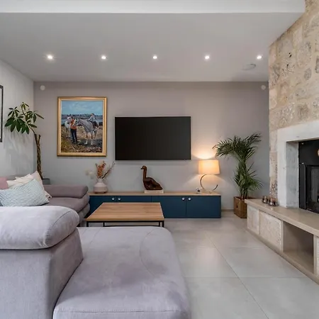 New Ani! Traditional And Luxurious 4-bedroom With Heated Pool And Sea Views Villa