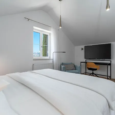 New Ani! Traditional And Luxurious 4-bedroom With Heated Pool And Sea Views Villa *