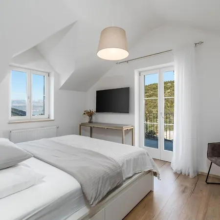 New Ani! Traditional And Luxurious 4-bedroom With Heated Pool And Sea Views Villa Postira