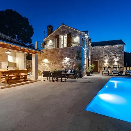 Ani! Traditional And Luxurious 4-bedroom With Heated Pool And Sea Views Vila Postira
