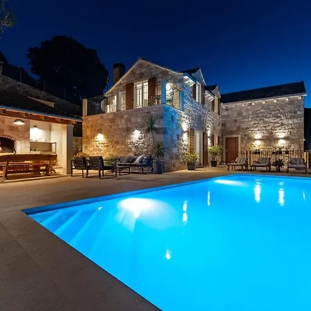 Ani! Traditional And Luxurious 4-bedroom With Heated Pool And Sea Views *