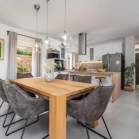 New Ani! Traditional And Luxurious 4-bedroom With Heated Pool And Sea Views