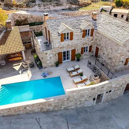 Ani! Traditional And Luxurious 4-bedroom With Heated Pool And Sea Views Vila