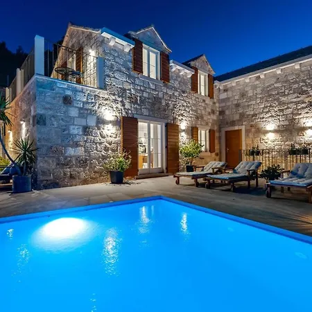 New Ani! Traditional And Luxurious 4-bedroom With Heated Pool And Sea Views Villa Postira
