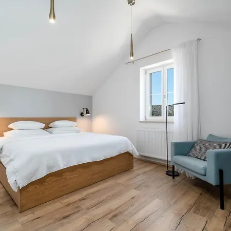 Ani! Traditional And Luxurious 4-bedroom With Heated Pool And Sea Views