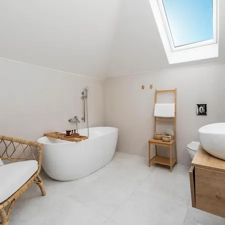 Vila Ani! Traditional And Luxurious 4-bedroom With Heated Pool And Sea Views