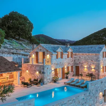 Vila Ani! Traditional And Luxurious 4-bedroom With Heated Pool And Sea Views