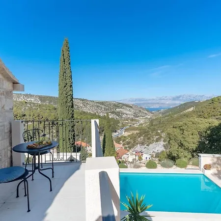 Vila Ani! Traditional And Luxurious 4-bedroom With Heated Pool And Sea Views Postira