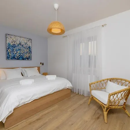 New Ani! Traditional And Luxurious 4-bedroom With Heated Pool And Sea Views