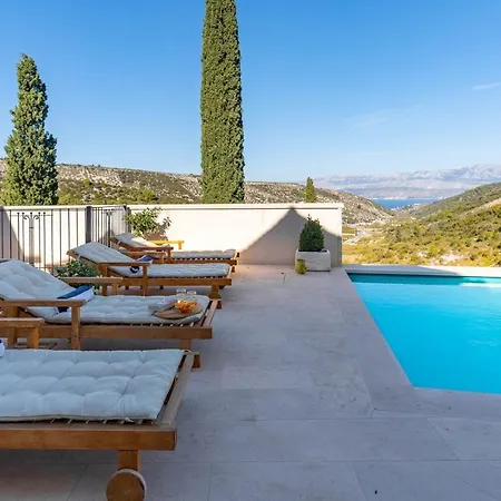 New Ani! Traditional And Luxurious 4-bedroom With Heated Pool And Sea Views