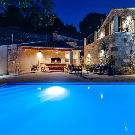 Villa New Ani! Traditional And Luxurious 4-bedroom With Heated Pool And Sea Views